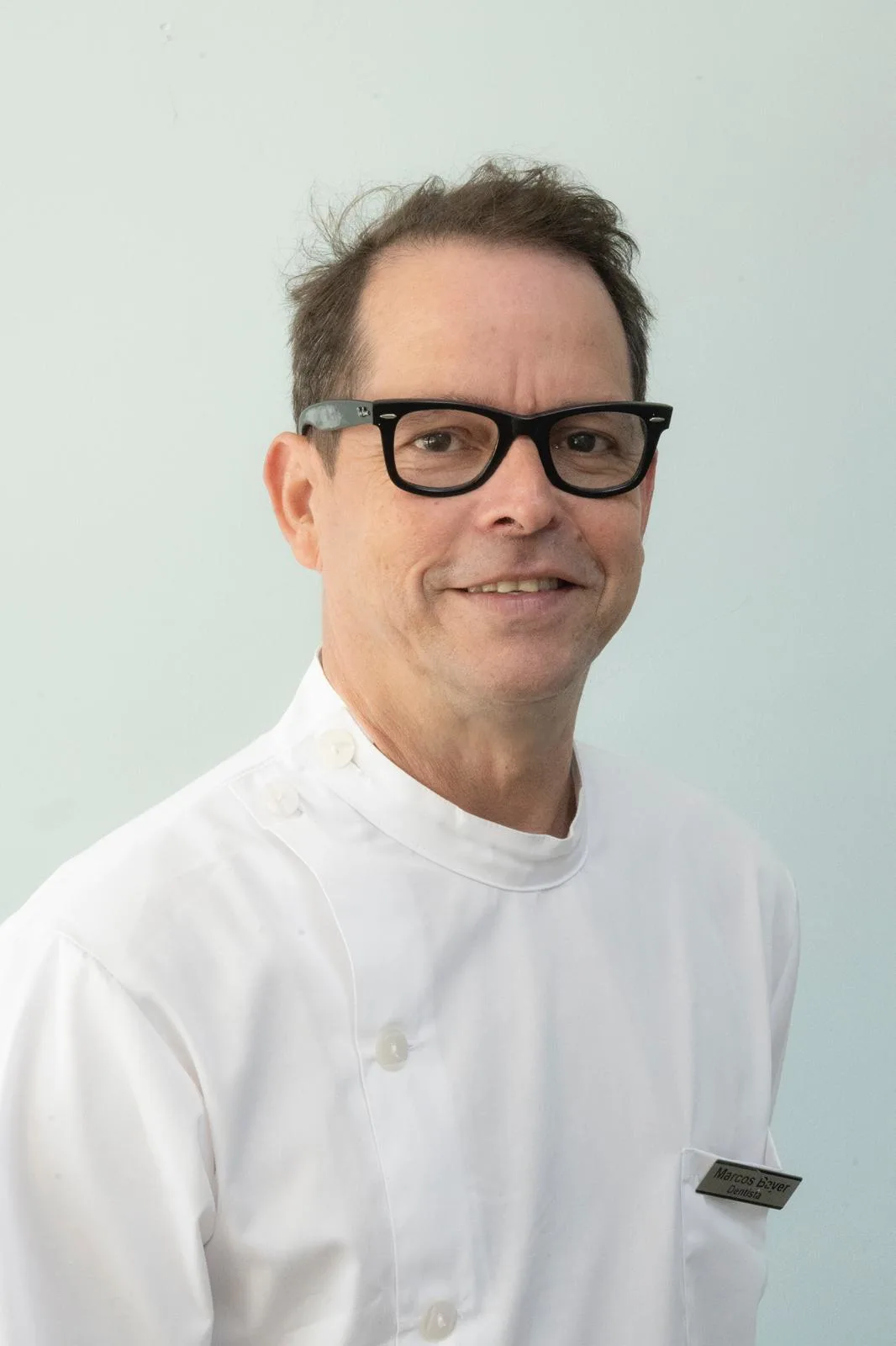 Dr. Marcos Bayer, especialista en implantología y rehabilitación oral con más de 25 años de experiencia internacional